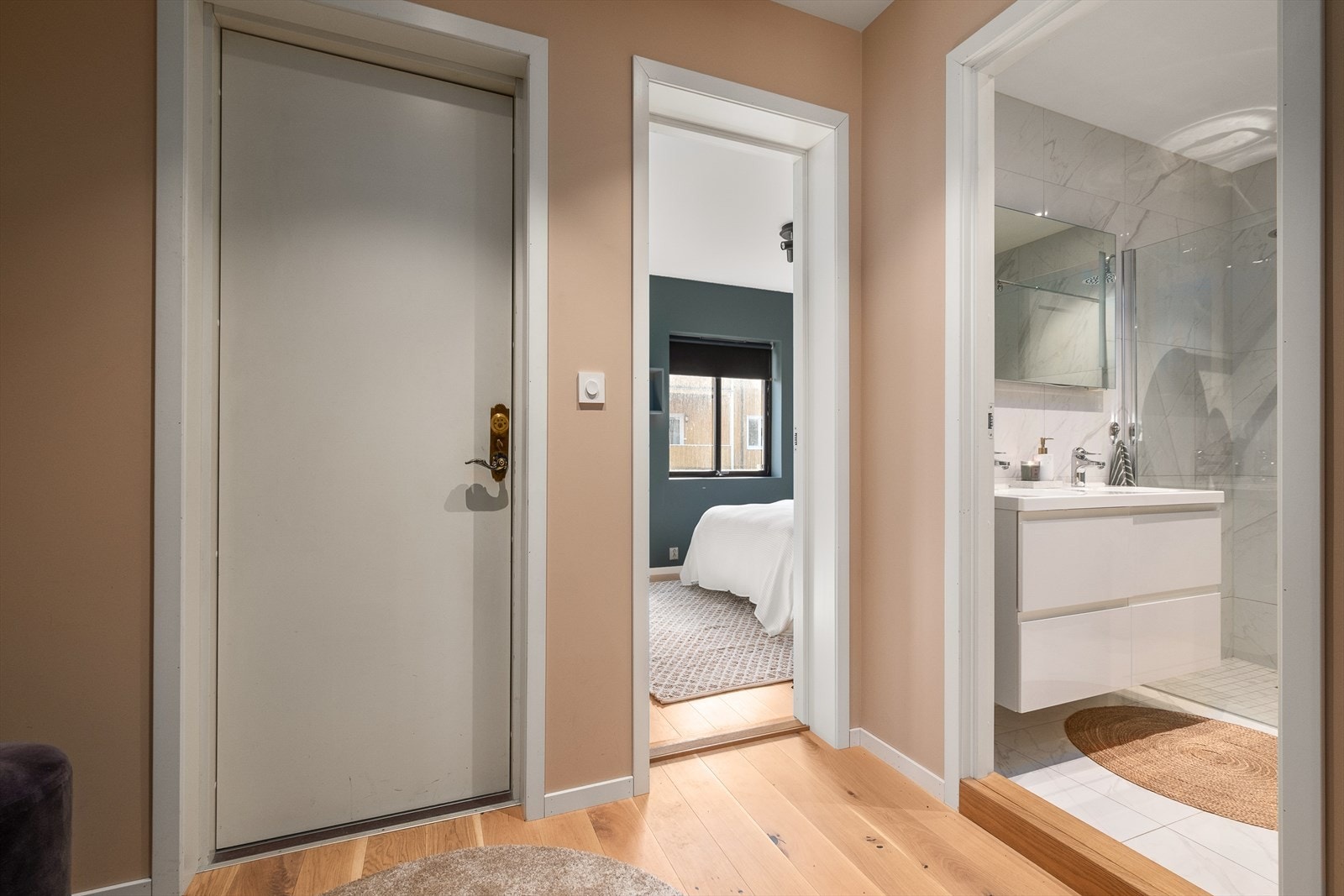 Lun og innbydende entré med downlights i tak og 1-stavs eikeparkett. Galleribilde