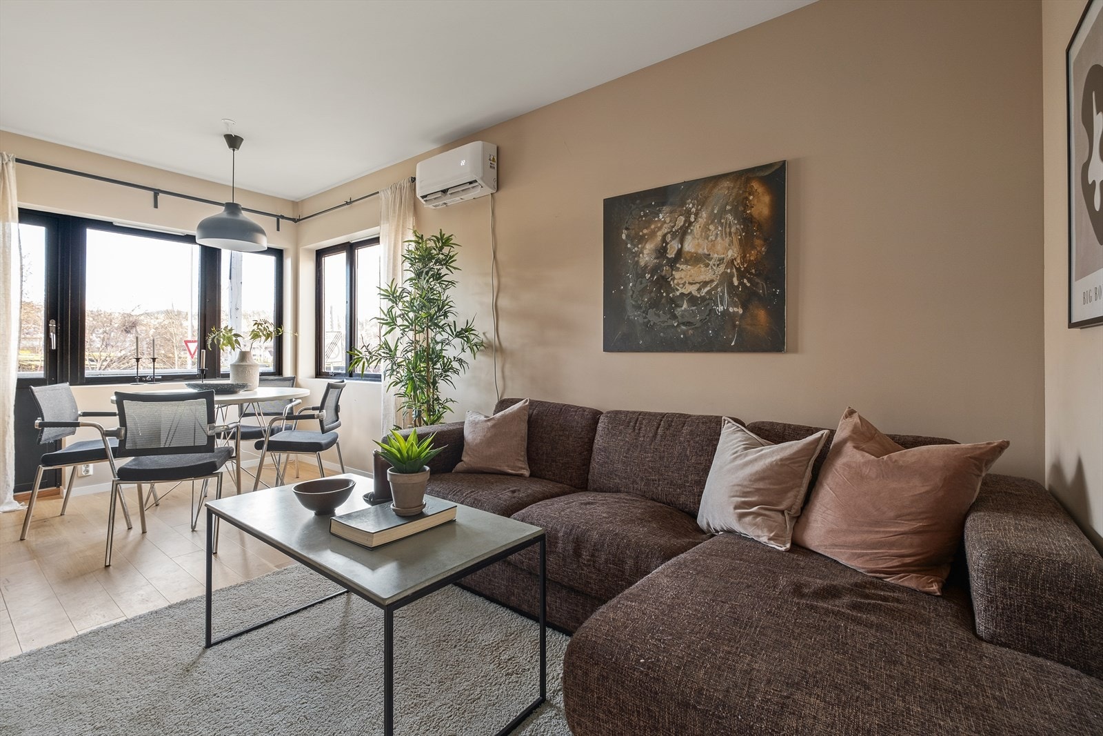 Eskil Wahl ved Emera Eiendomsmegling ønsker velkommen til Klæbuveien 155A! Fotograf: Michael N. Eid / Interiørfoto Galleribilde