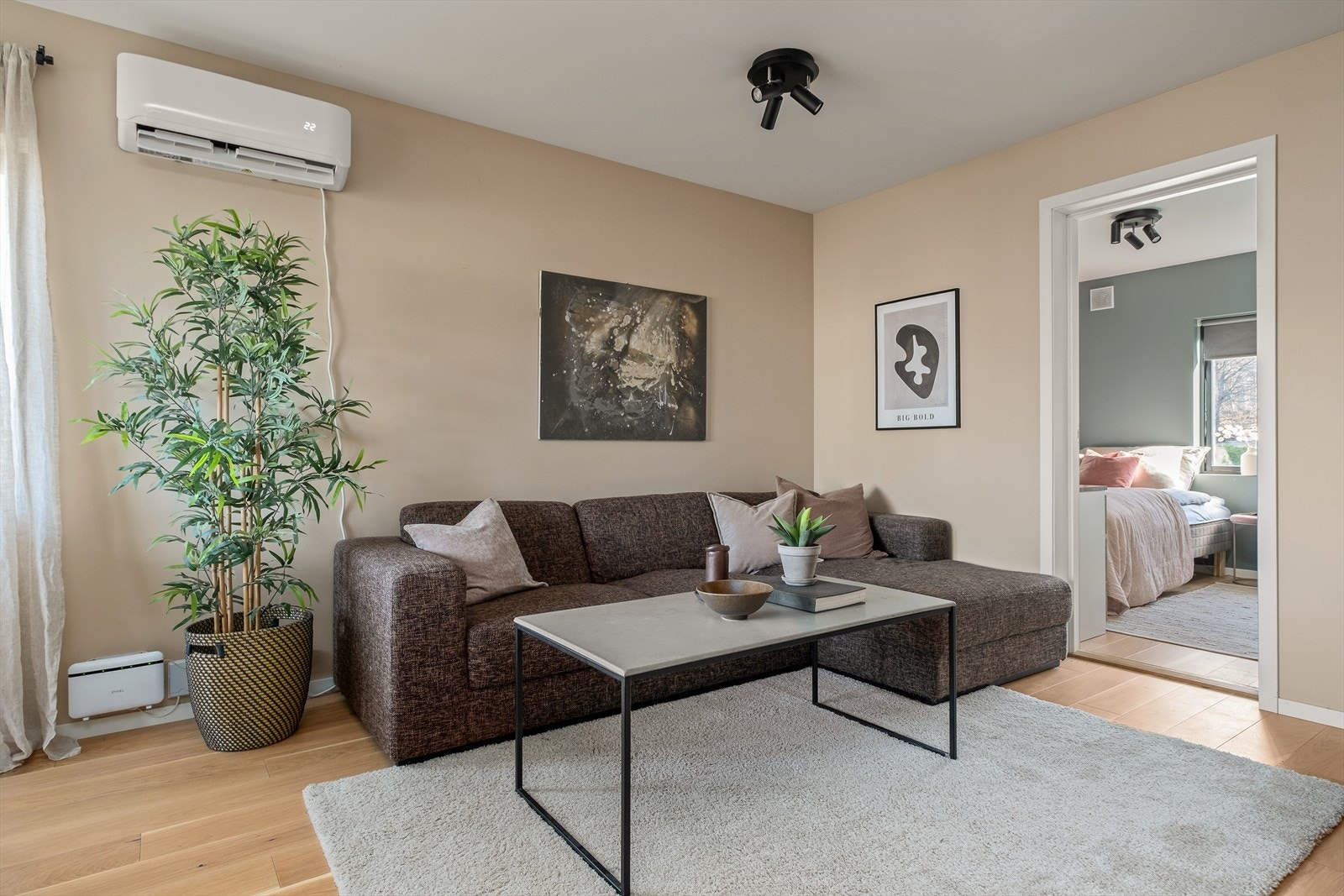 Lys og lekker hjørneleilighet med god plass til både sofagruppe og spisebord. Galleribilde