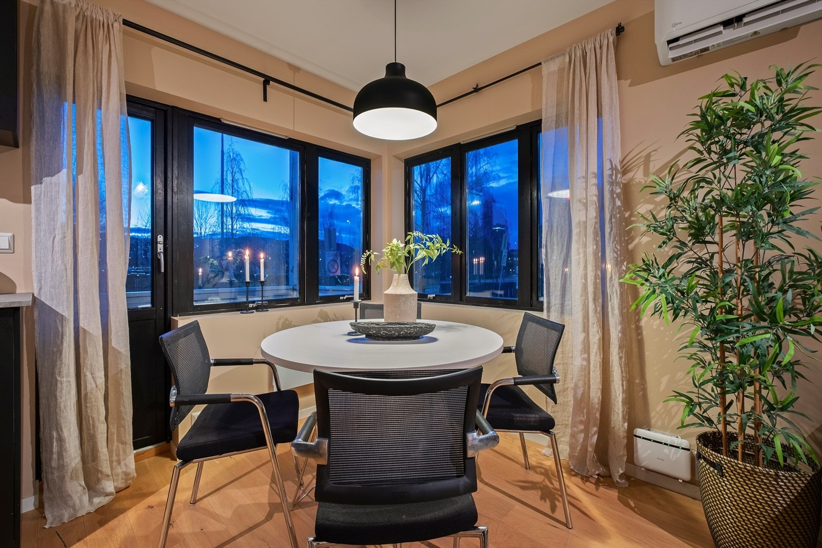 Fra spisestuen er det utgang til balkongen. Galleribilde