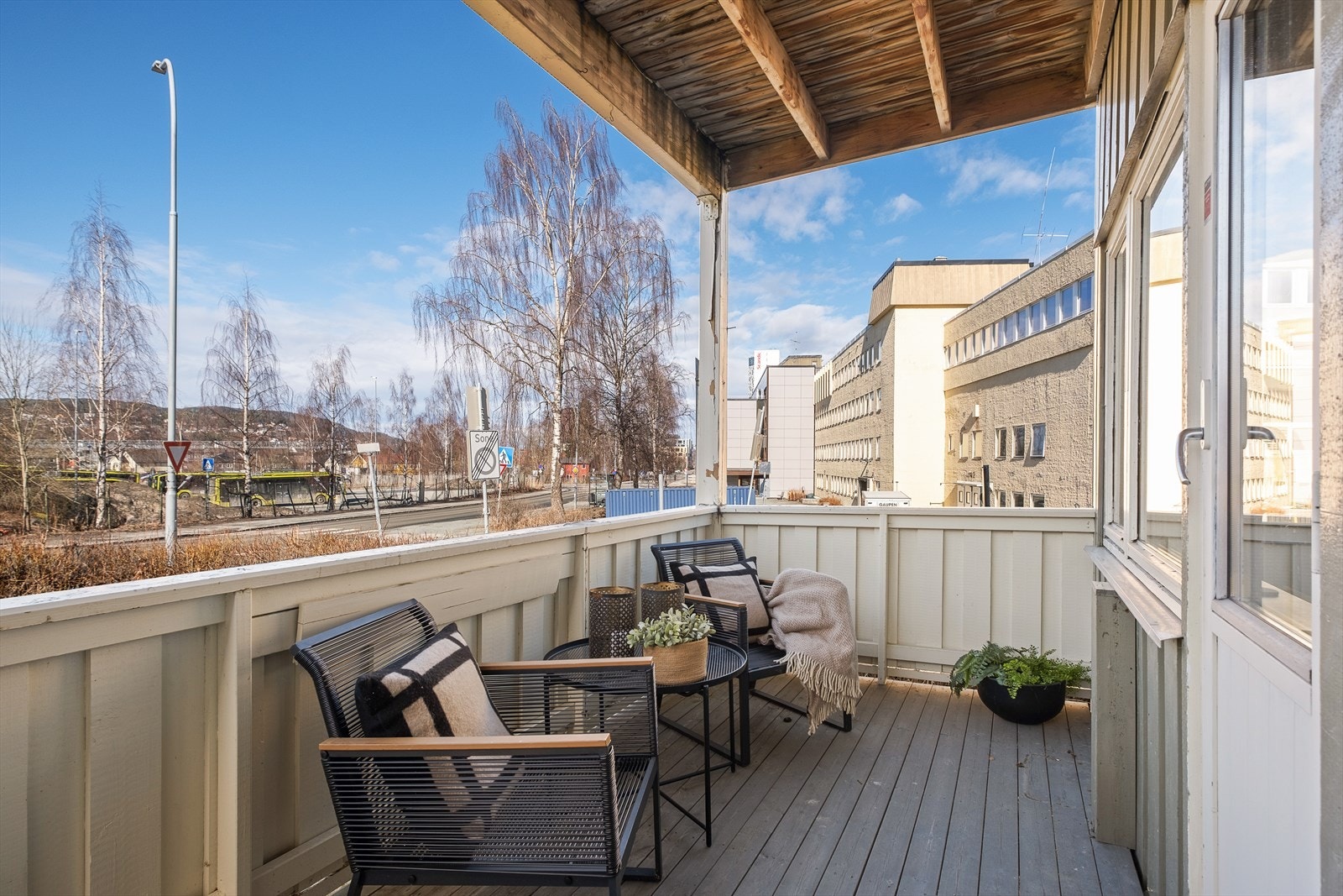 Med overbygget balkong får du et uteområde som oppleves som en naturlig forlengelse av stuen og kan brukes gjennom store deler av året. Galleribilde