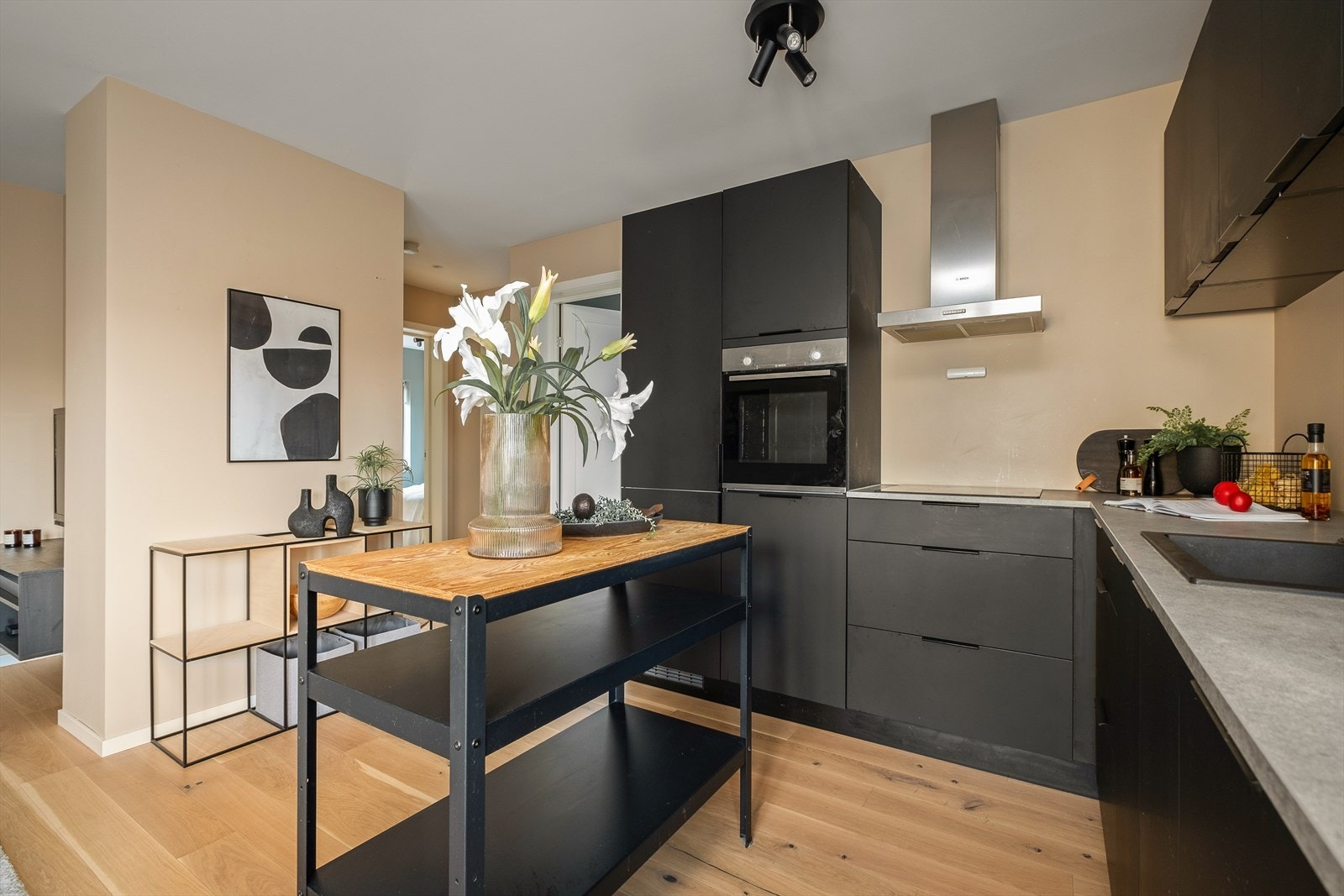 De integrerte hvitevarer gir kjøkkenet et helhetlig uttrykk, samtidig som løsningen gir god utnyttelse av plassen. Galleribilde