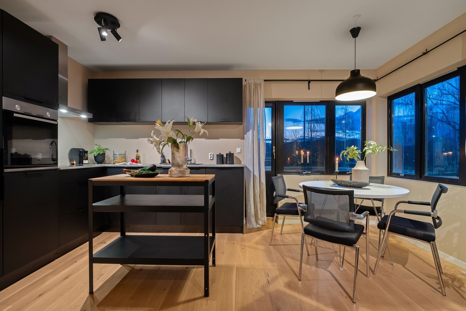 Lekkert og moderne kjøkken fra Kvik med mørke fronter og lys benkeplate. Galleribilde