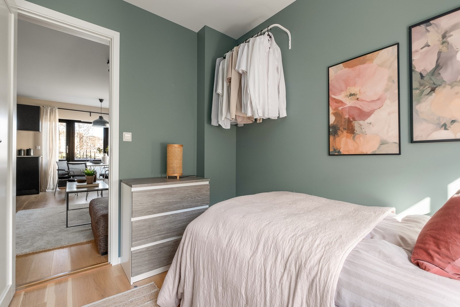 Soverommene fremstår med moderne fargevalg som gir et helhetlig uttrykk. Galleribilde