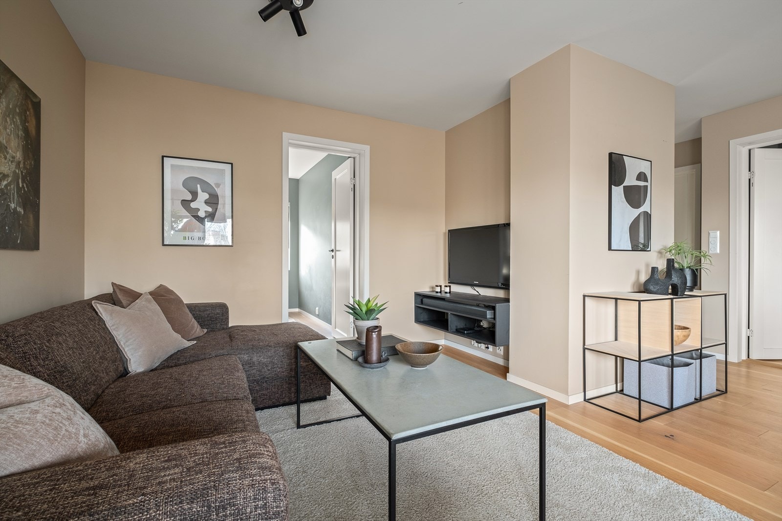 Boligen har en god planløsning og det passer utmerket å innrede med sofakrok i deler av stuen. Galleribilde