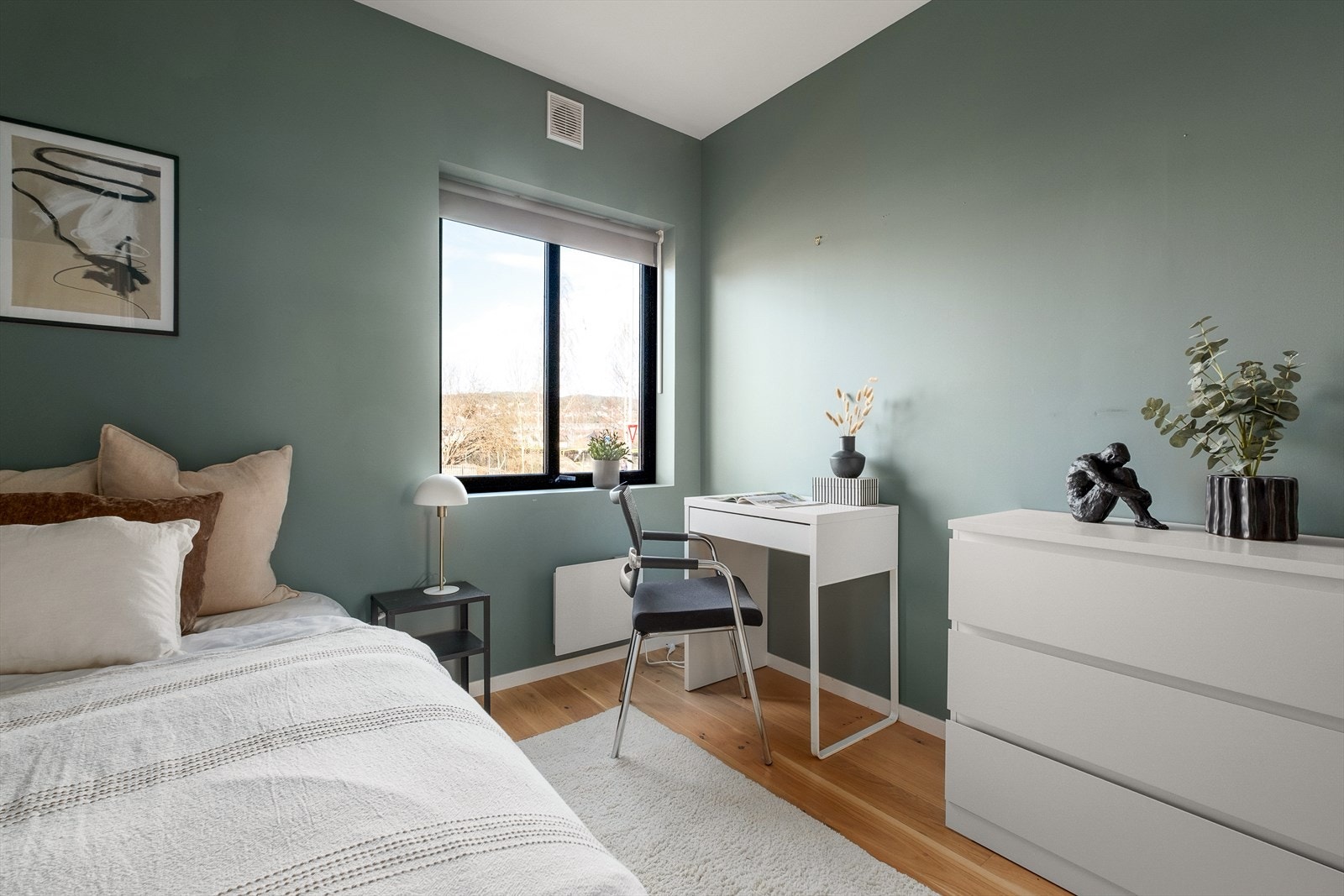 Fra boligen er det kort gangavstand til busstopp med gode kollektivforbindelser som tar deg enkelt til sentrumskjernen. Galleribilde