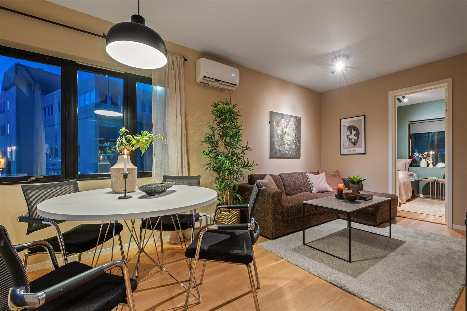 Spiseplassen har gode lysforhold fra flere vinduer. Galleribilde