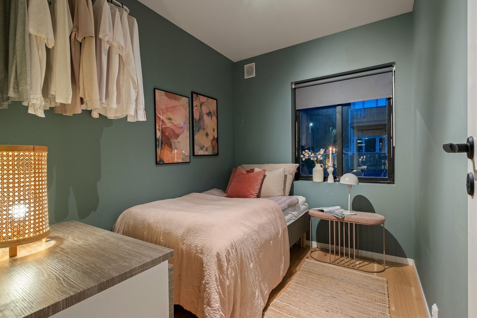 Leilighetens tredje soverom på ca. 7,5 m² er et fleksibelt rom som egner seg godt som gjesterom, barnerom eller hjemmekontor. Galleribilde