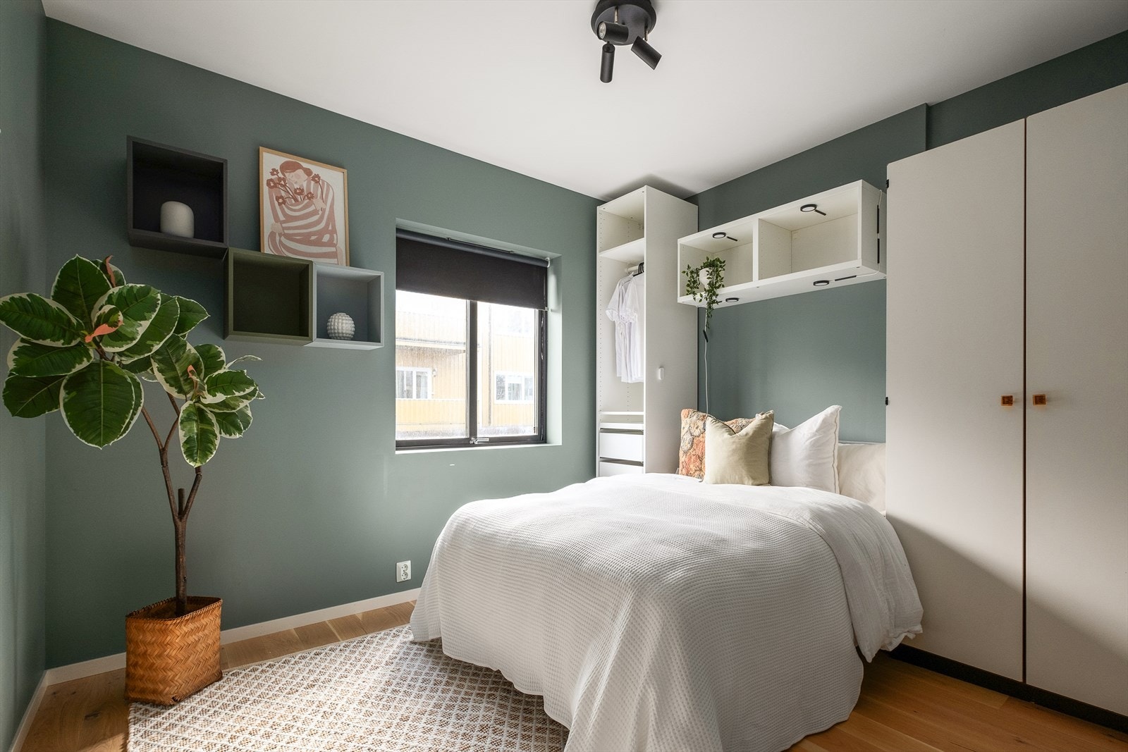 Hovedsoverom på 11 kvm med god plass til dobbeltseng og garderobe. Galleribilde