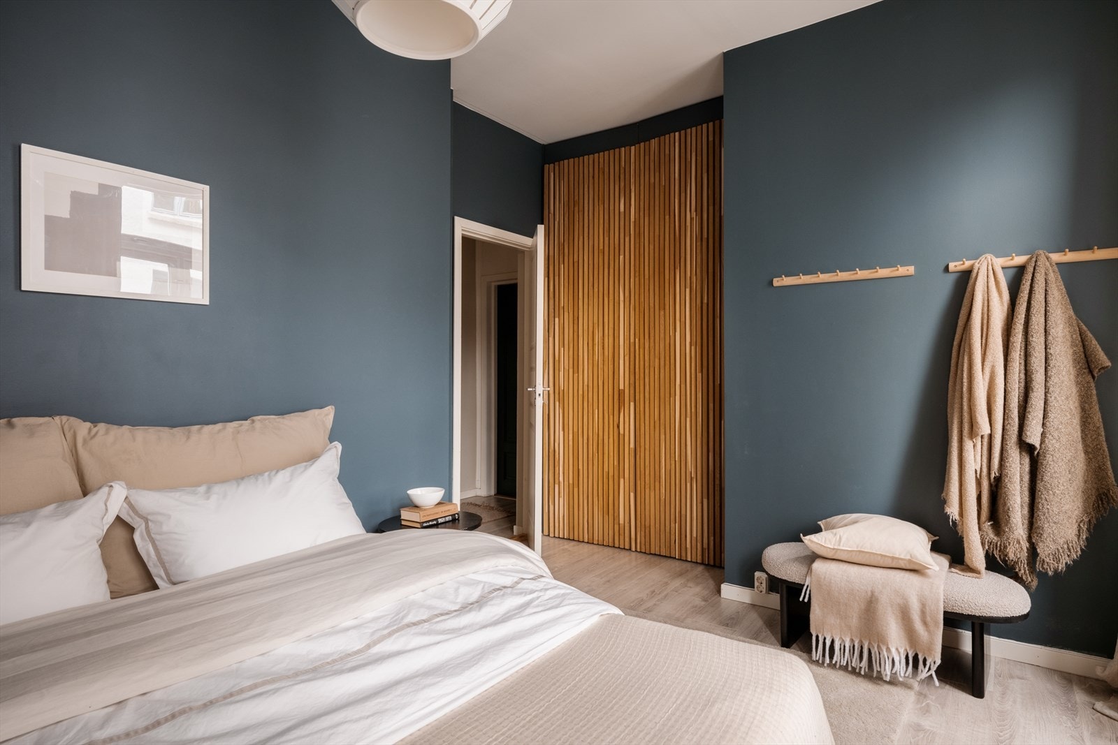 Gjennomgående laminatgulv og malte, slette overflater på veggene. Galleribilde