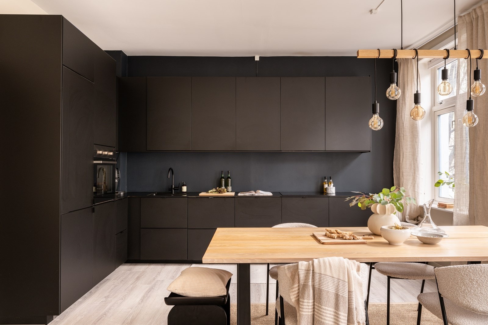 Kjøkkeninnredningen byr på rikelig med skap- og benkeplass. Galleribilde