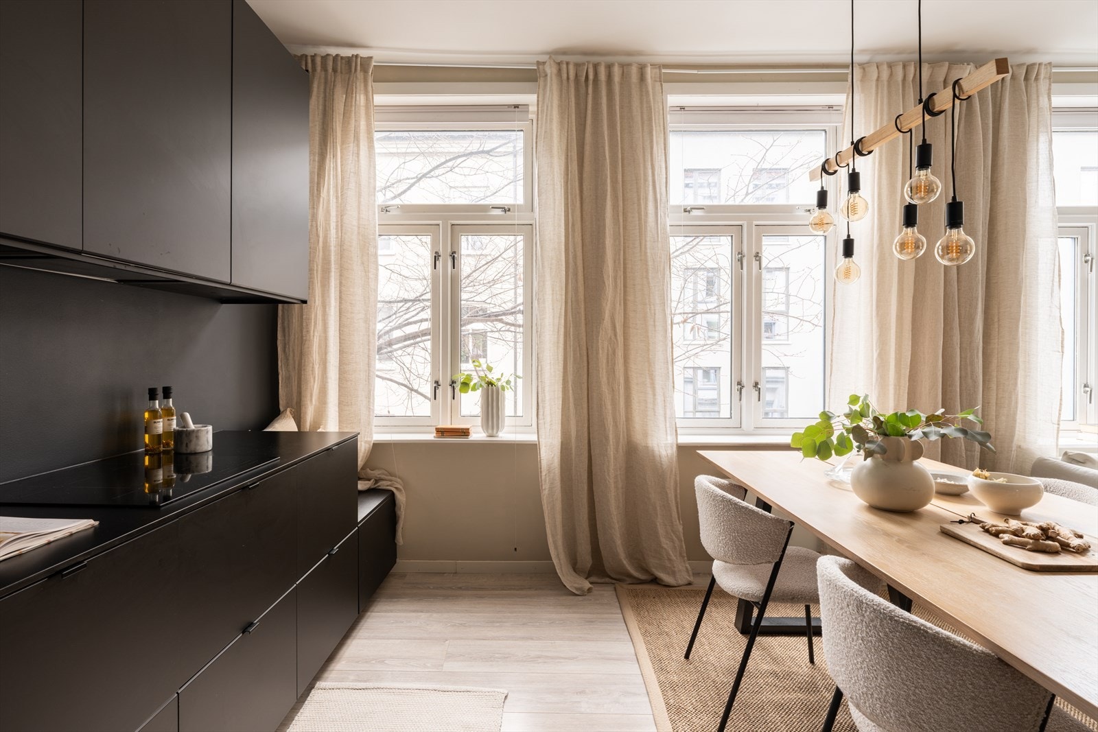 De store vinduene gir godt med naturlig lys til arbeidssonen på kjøkkenet. Galleribilde