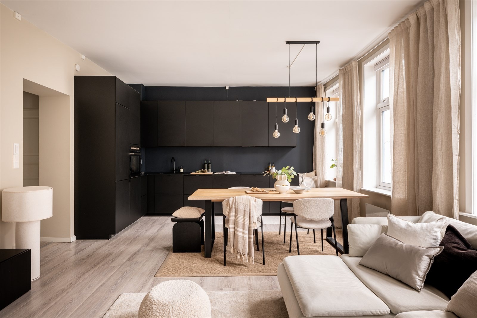 Den sosiale sonen binder kjøkken, spisestue og stue sammen på en elegant måte. Galleribilde