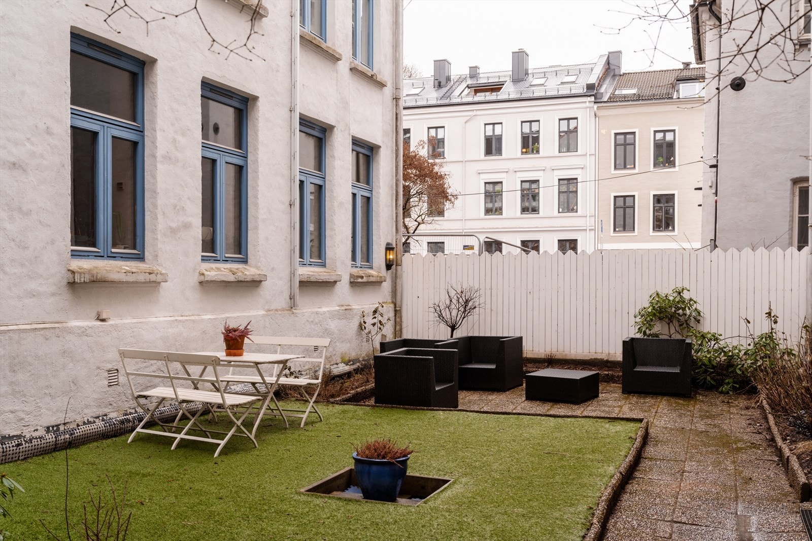 Felles bakgård med plass for sittegrupper. Galleribilde