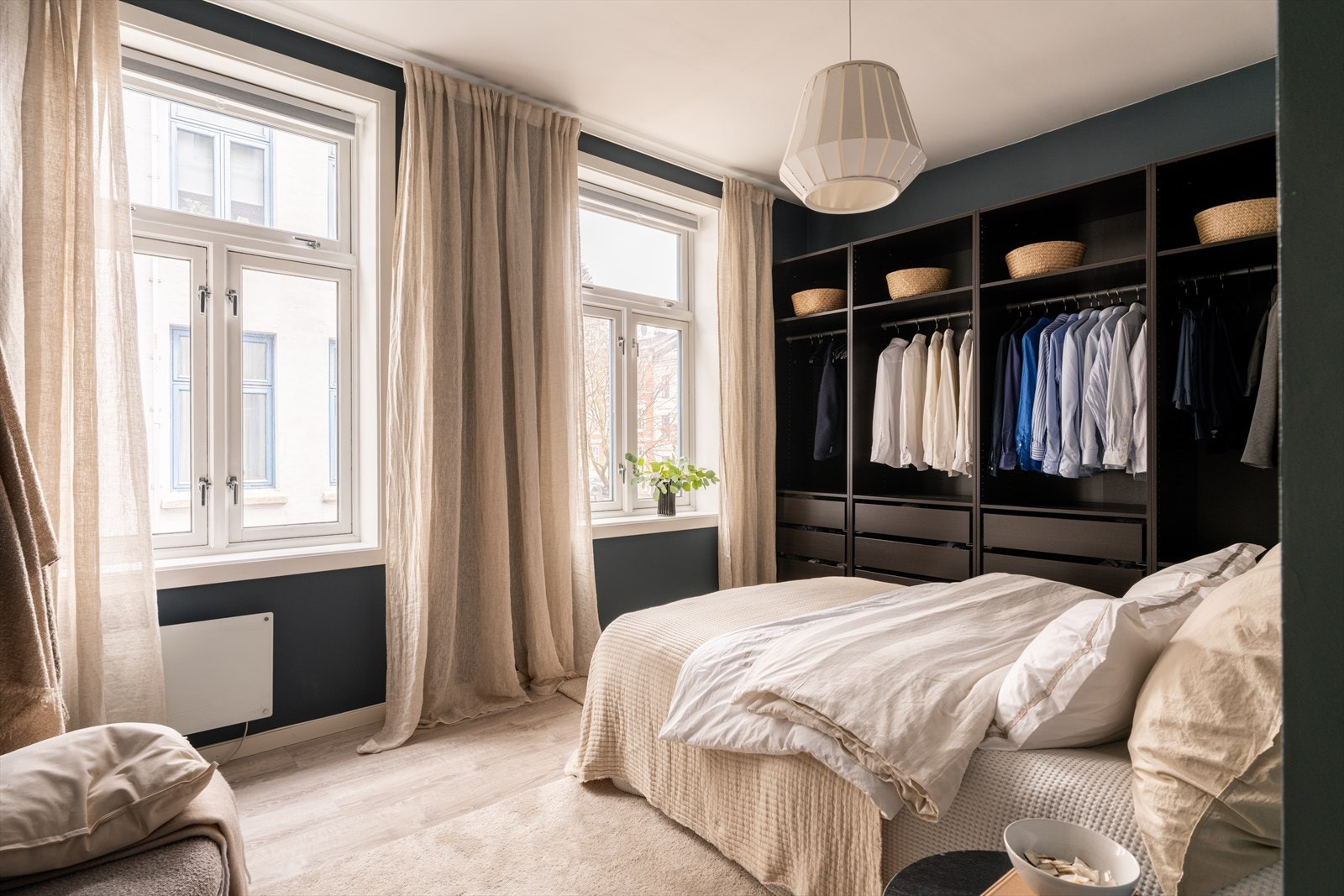 Hovedsoverommet er romslig, med plass til dobbeltseng og garderobeløsning. Rommet vender mot en rolig bakgård. Galleribilde