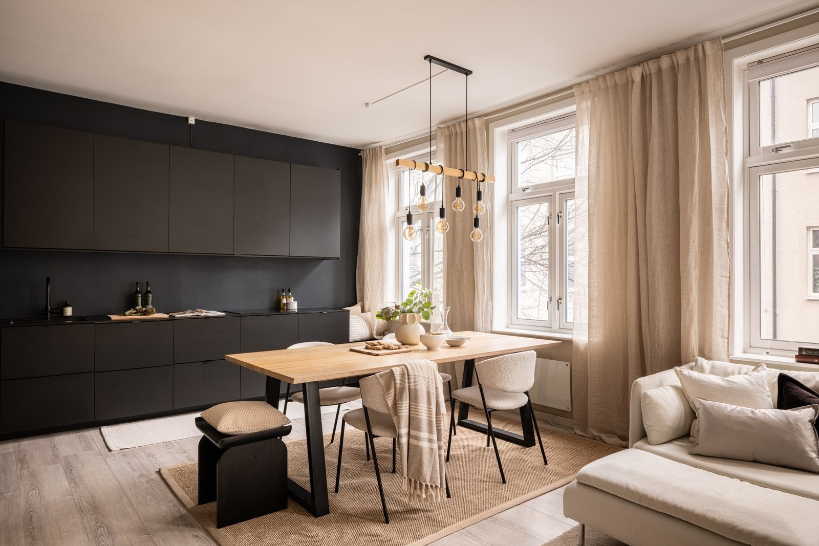 Her er det god plass til et langbord for hyggelige middager med venner og familie. Galleribilde