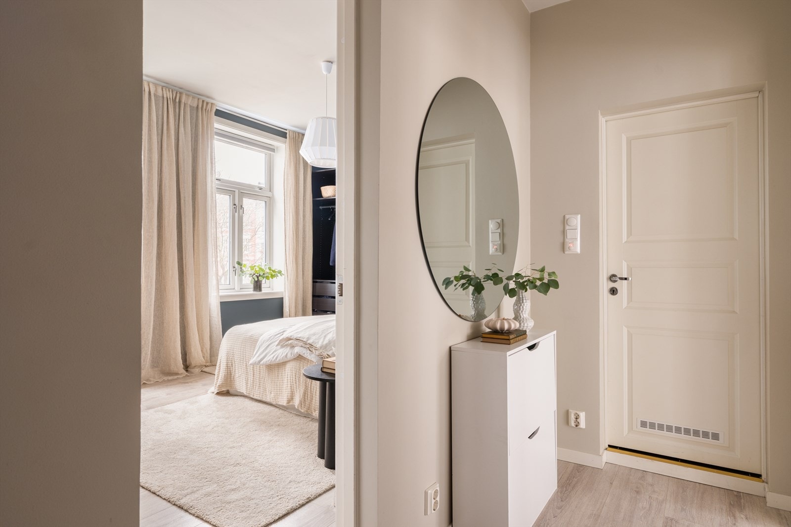 Entréen binder sammen leilighetens rom og gir et godt førsteinntrykk. Galleribilde