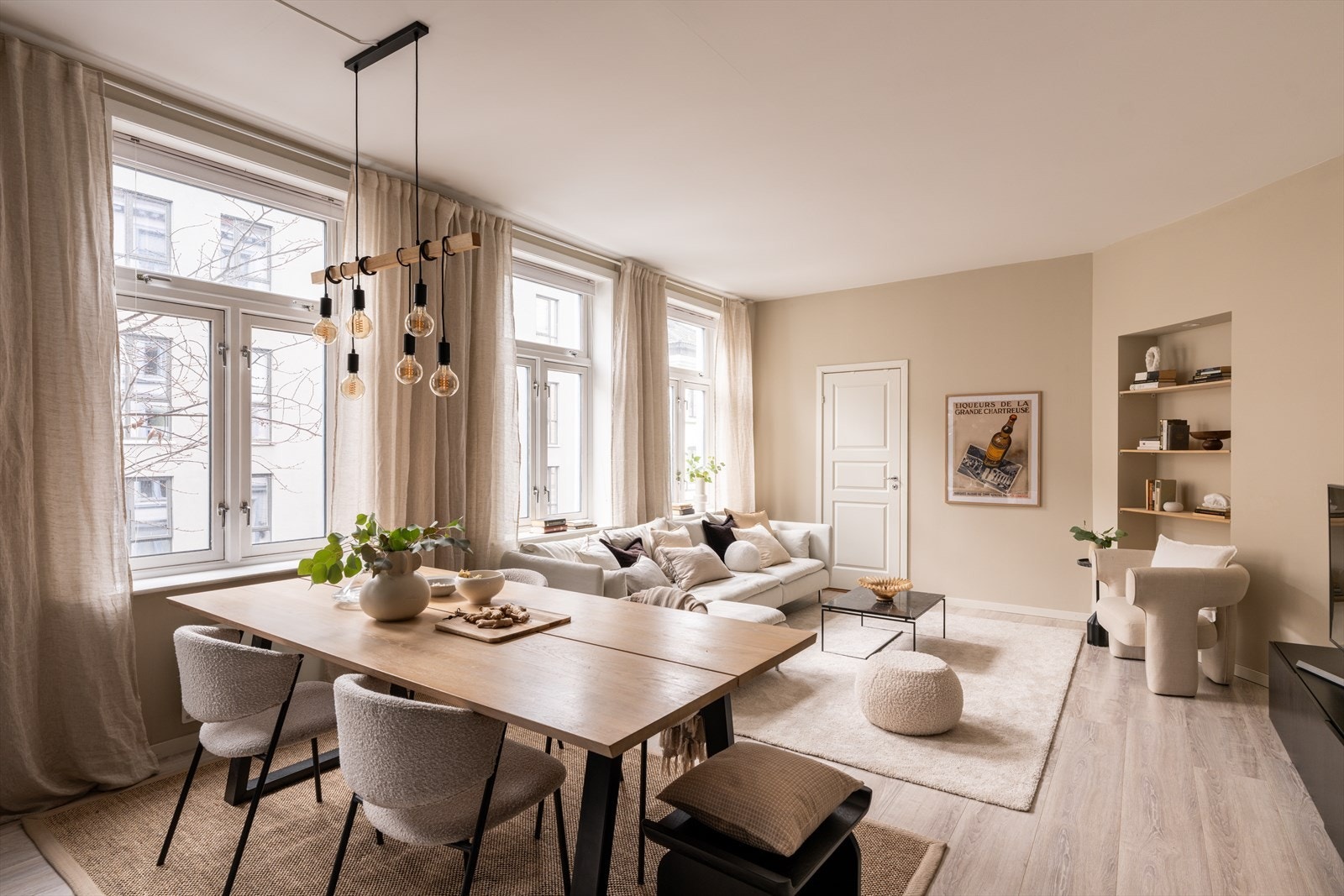 Den åpne stue- og kjøkkenløsningen har en sjenerøs takhøyde på 2,84 meter, som sammen med store vindusflater skaper en lys og luftig atmosfære. Galleribilde