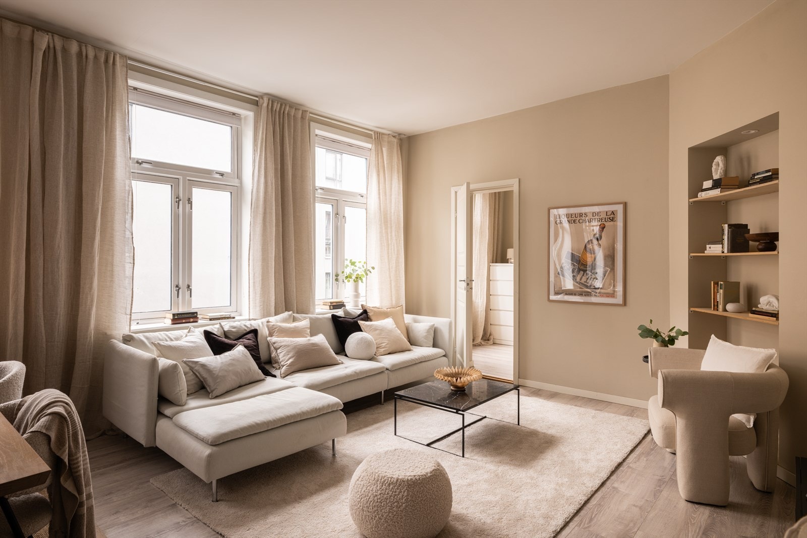 Den åpne forbindelsen mellom rommene skaper en helhetlig og sosial sone, perfekt for både hverdag og sammenkomster. Galleribilde