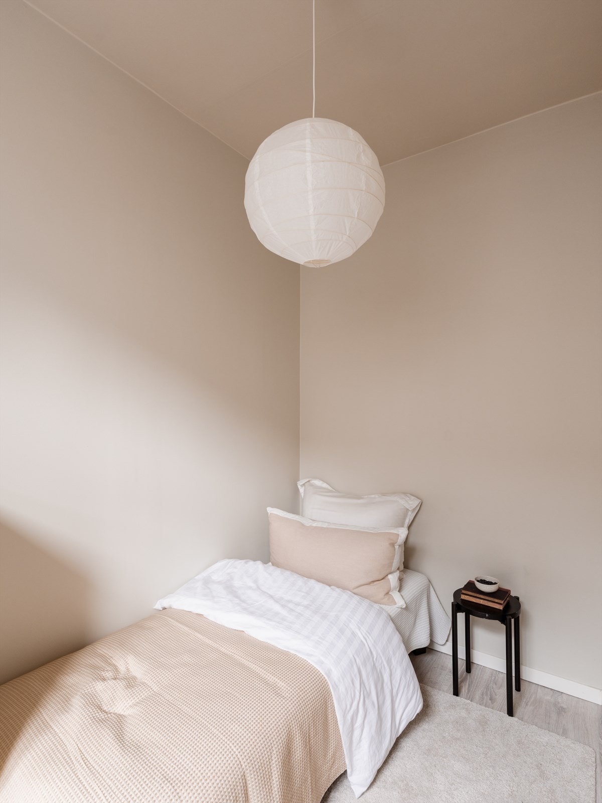 Det andre soverommet er fleksibelt og egner seg godt som barnerom, gjesterom eller hjemmekontor. Galleribilde