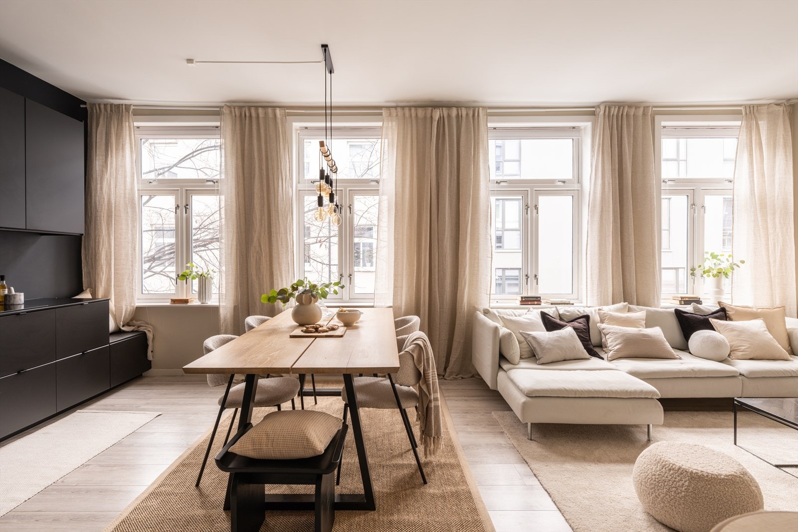 Adrian Stokstad v/ Emera Eiendomsmegling ønsker velkommen til Oskar Braatens Gate 4A! Foto: Joakim Karlsen. Galleribilde