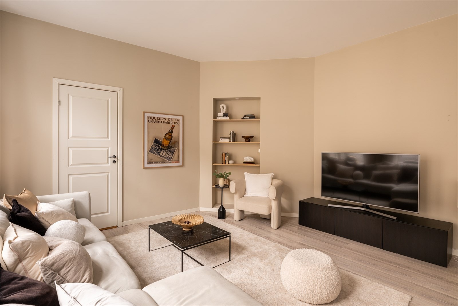 Stuen har god plass til en egen TV-krok, adskilt fra spiseplassen. Galleribilde