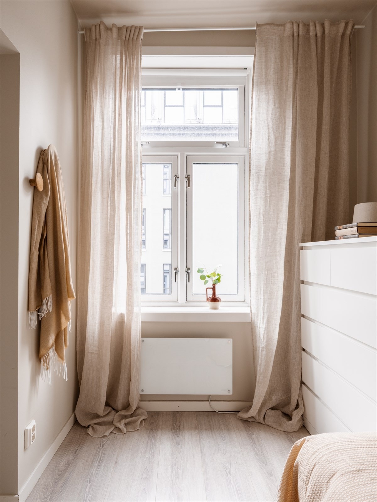 Rommet har plass til både seng og oppbevaringsmøbler. Galleribilde