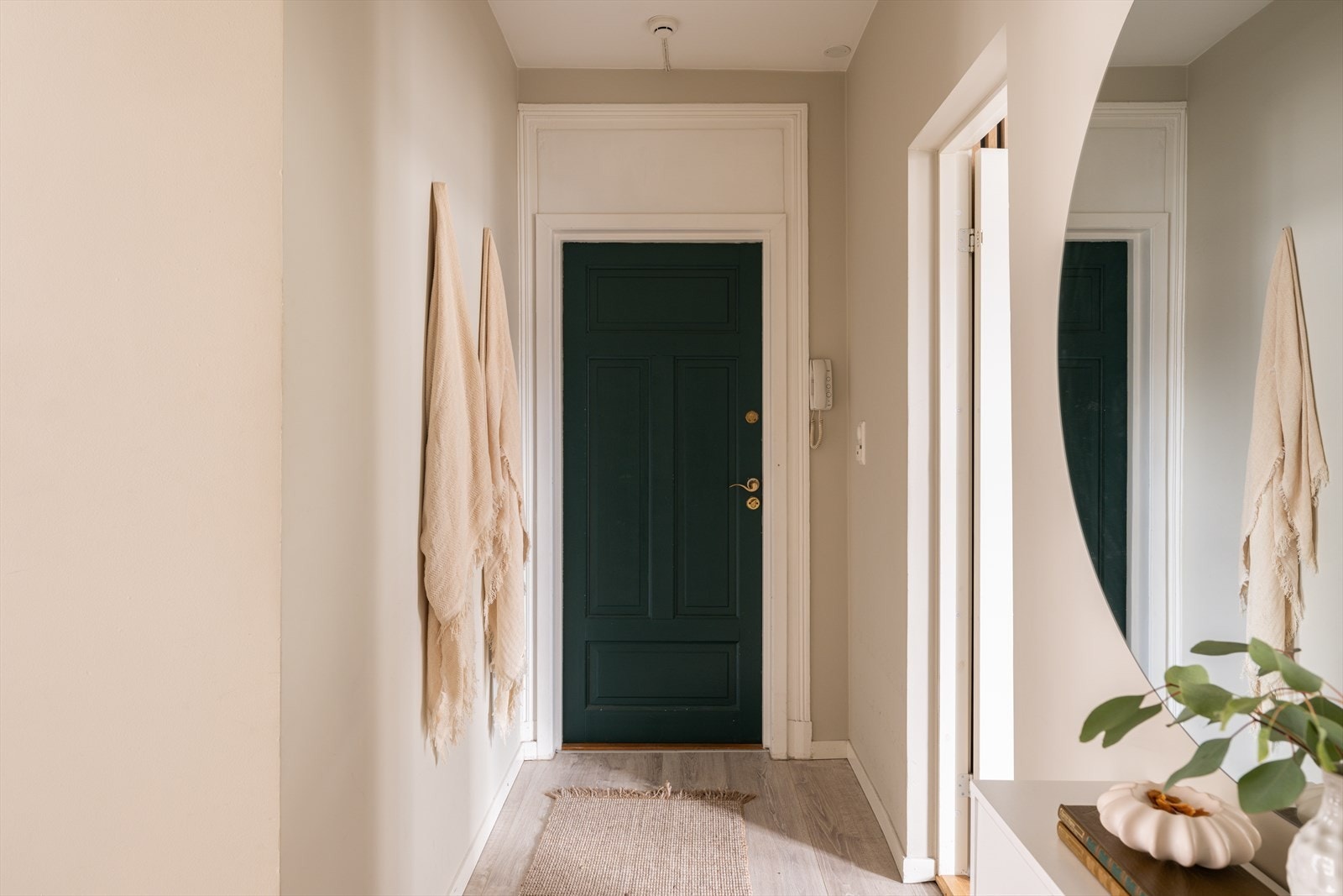 En brann- og lydklassifisert entrédør og dørcalling sørger for en trygg og skjermet inngang. Galleribilde