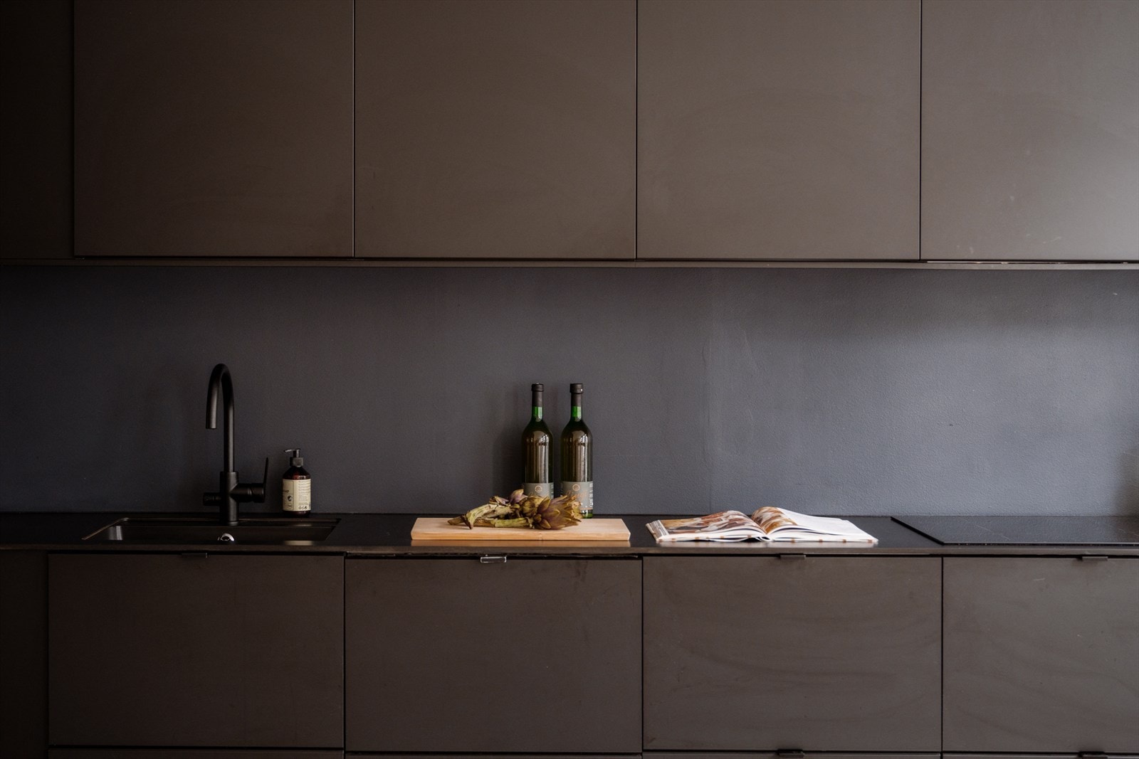 Kjøkkenet er utstyrt med integrert platetopp, stekeovn, oppvaskmaskin og kjøleskap med fryser. Galleribilde