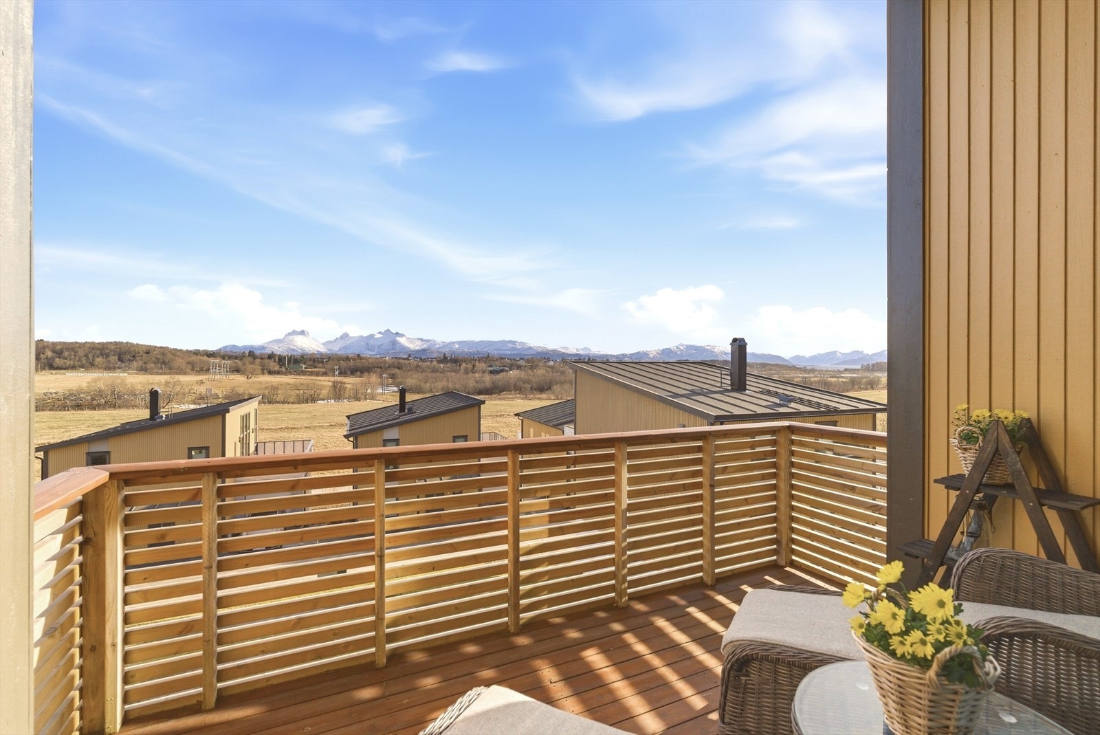 Velkommen til Generalhaugen 25. Et herlig og innholdsrikt rekkehus over 3 etasjer og praktutsikt. Galleribilde