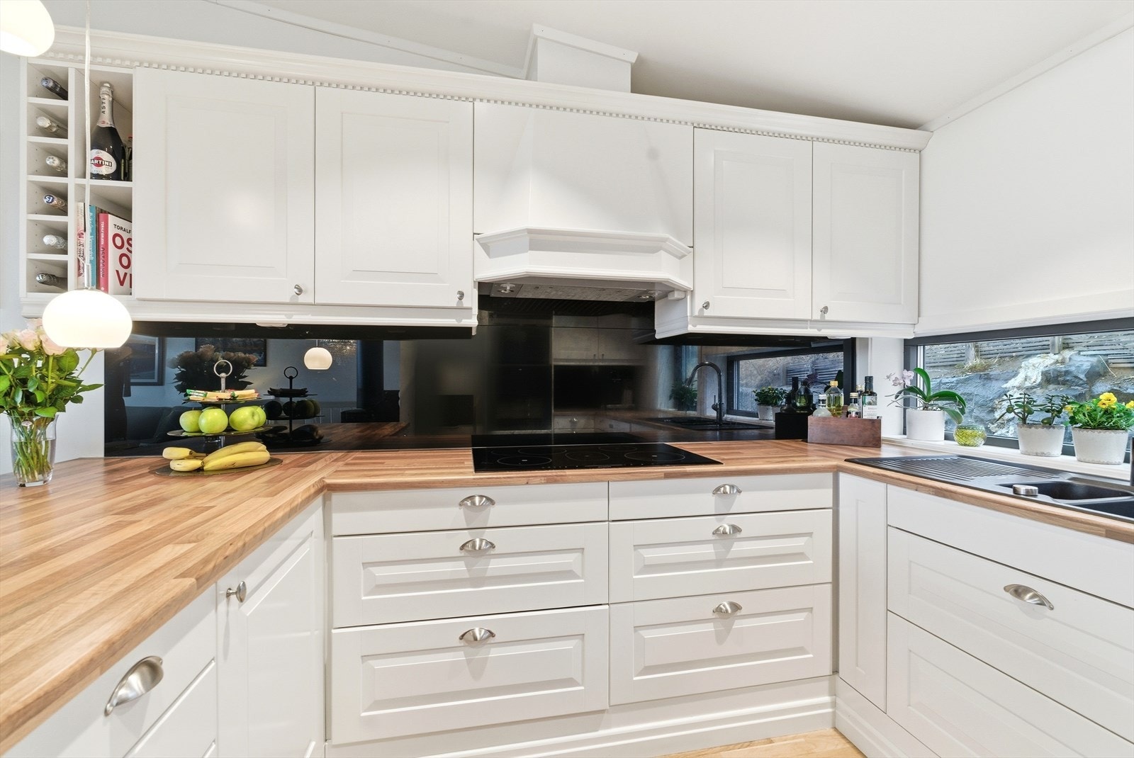 Godt med skapplass på kjøkkenet. Ekstra stor platetopp. Galleribilde