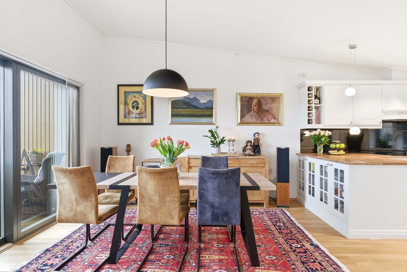 Her får du plass til stor spisegruppe. Galleribilde