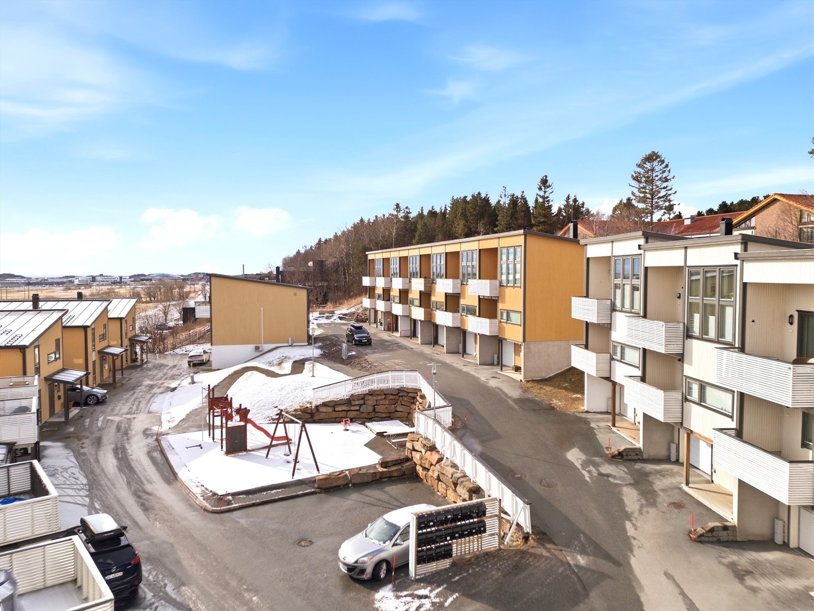 Flott lekeplass med praktisk plassering midt i laget. Galleribilde