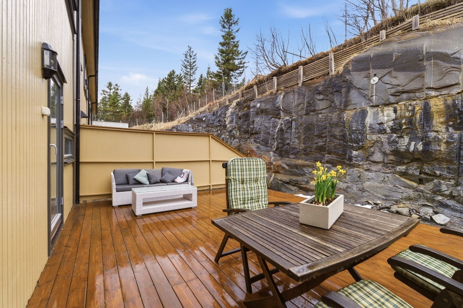 Romslig terrasse med god plass for diverse ute møbler. Galleribilde