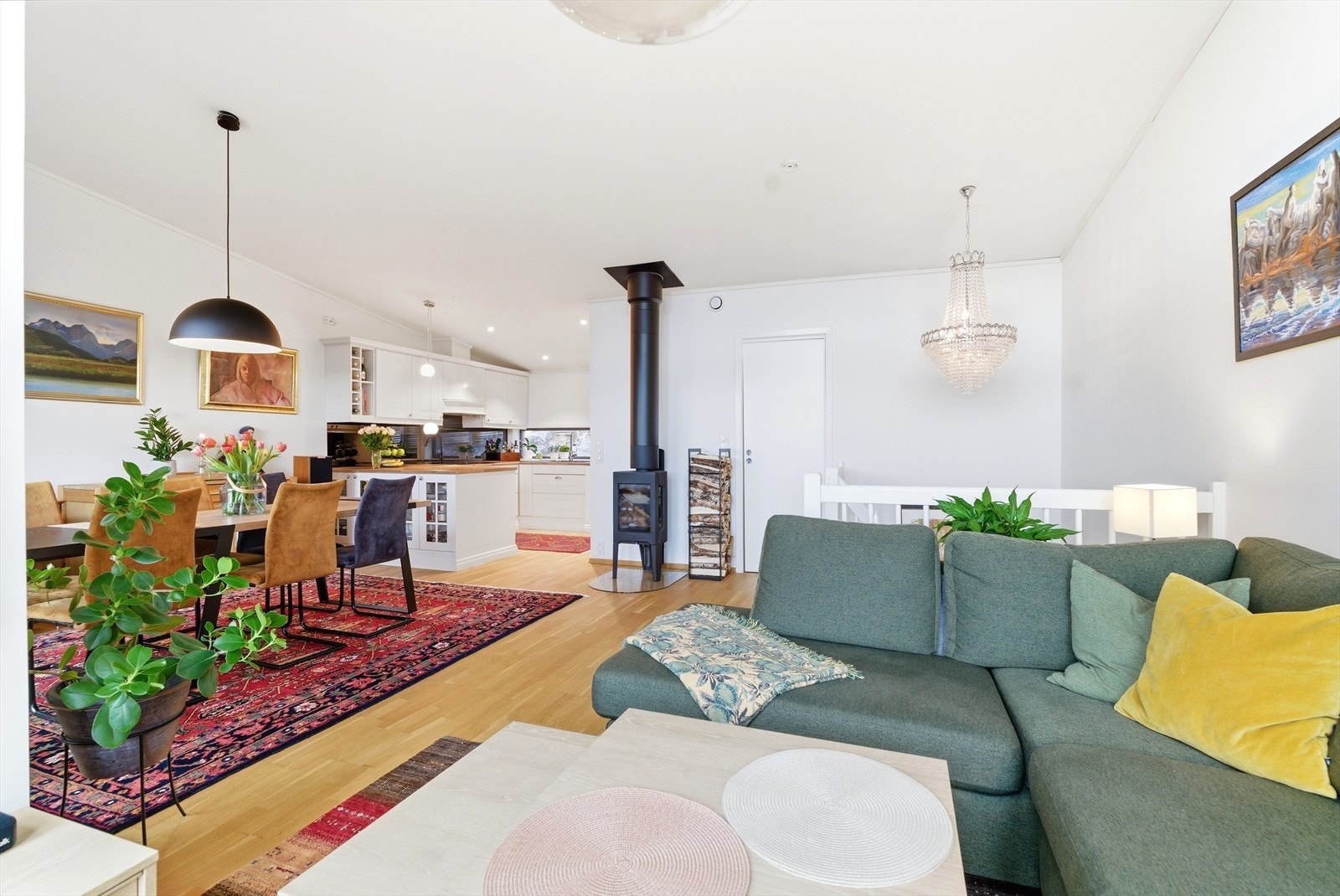 Spisestue/stue Galleribilde