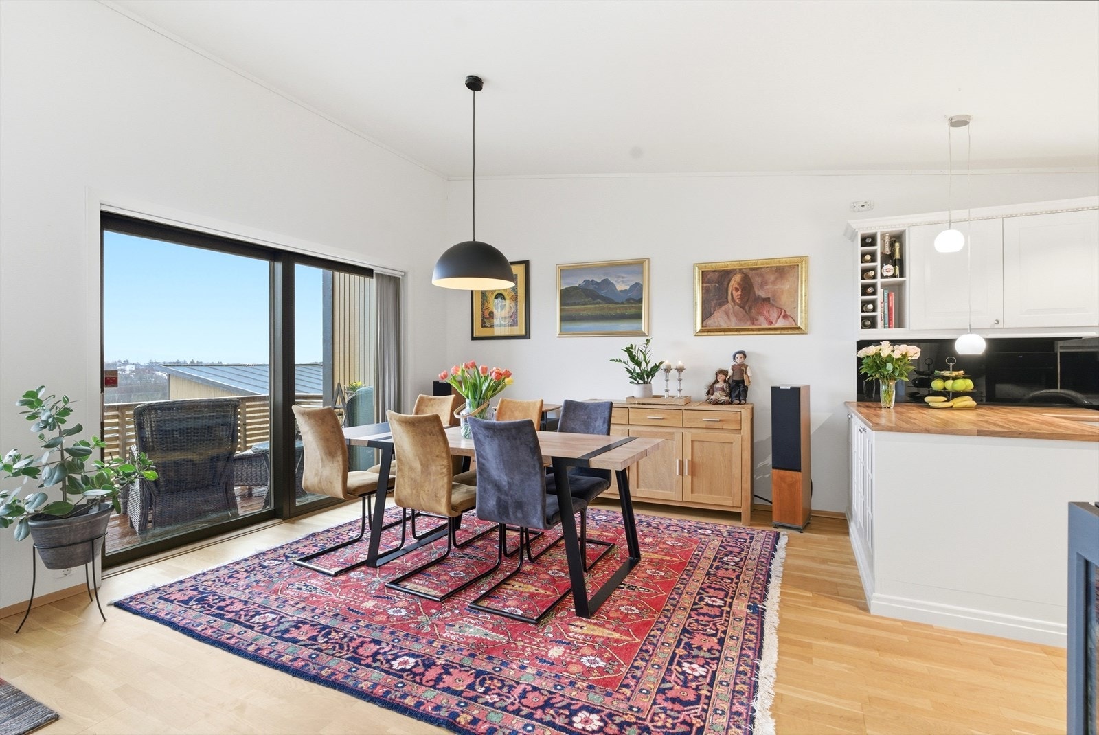 Spisestuedel/kjøkken Galleribilde