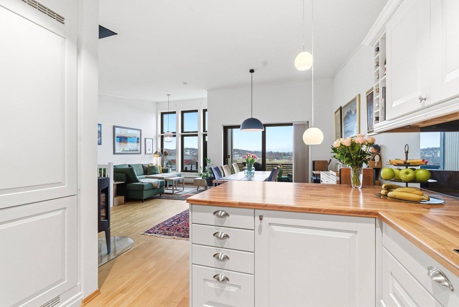 Viktig med god utsikt når man lager mat på kjøkkenet. Galleribilde