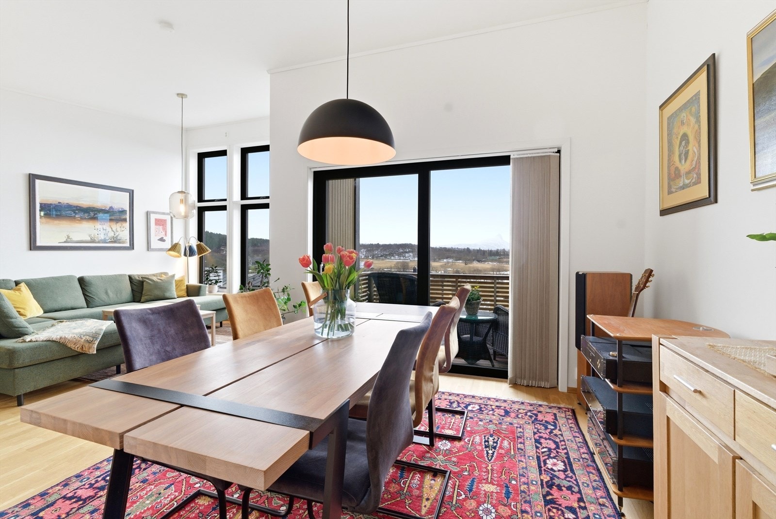 Spisestuedel med utgang til balkong. Galleribilde