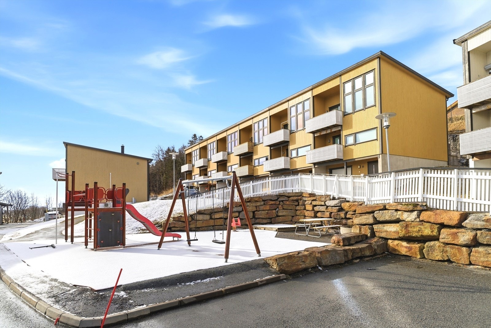Lekeplass rett nedenfor boligen. Galleribilde