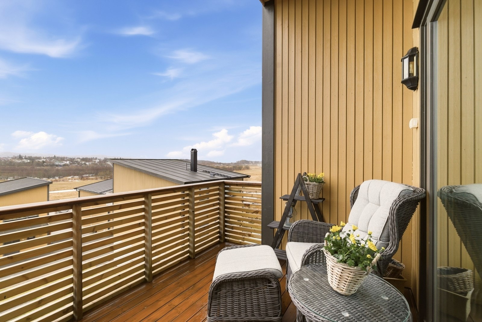 Fin balkong med plass for bord og stoler. Galleribilde