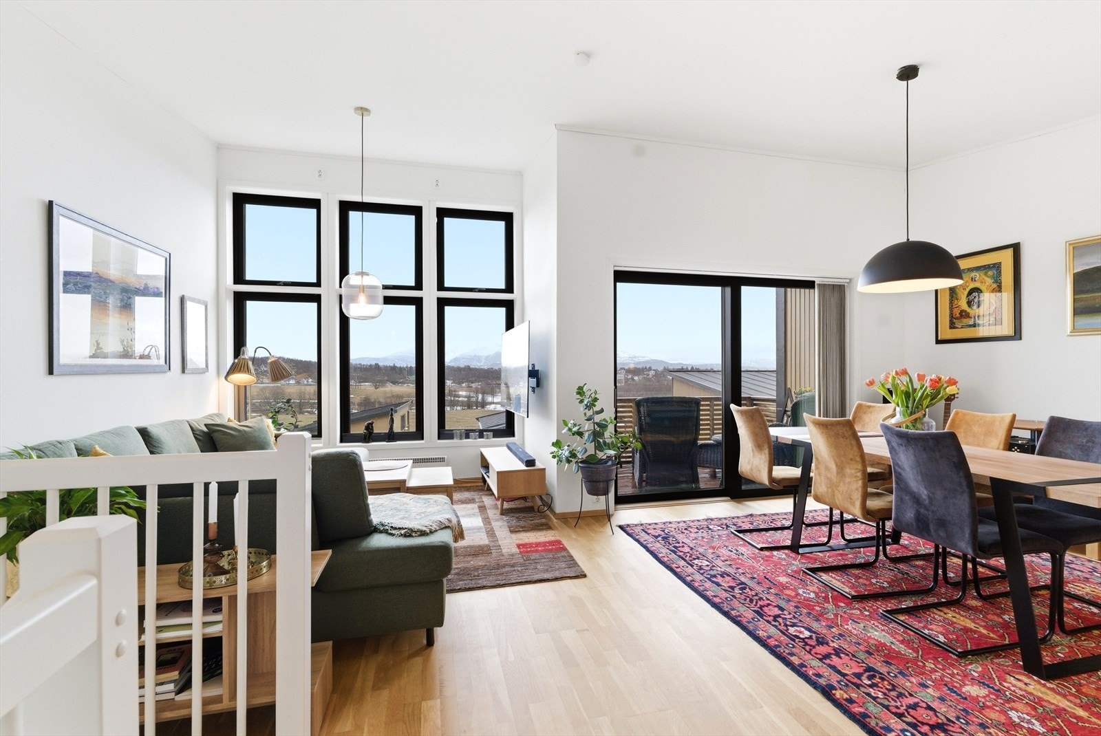 Romslig og delikat stue med luftig takhøyde. Galleribilde