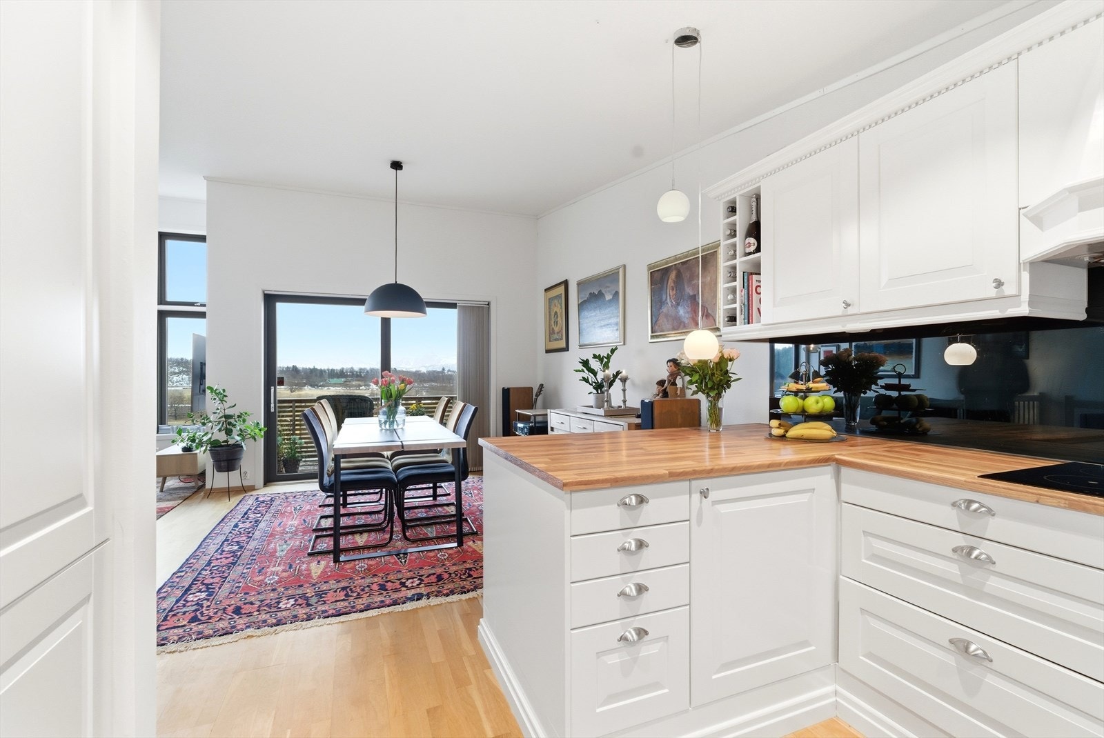 Åpen løsning mot spisestua. Galleribilde