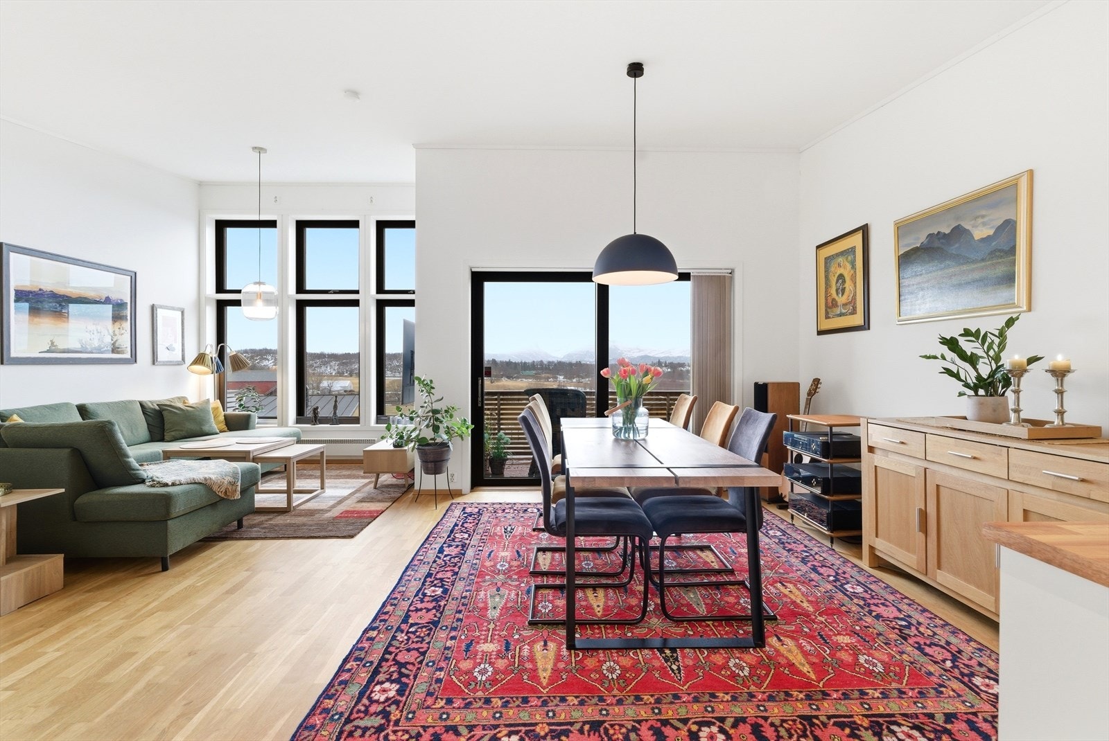 Romslig stue med god plass for møblering. Galleribilde