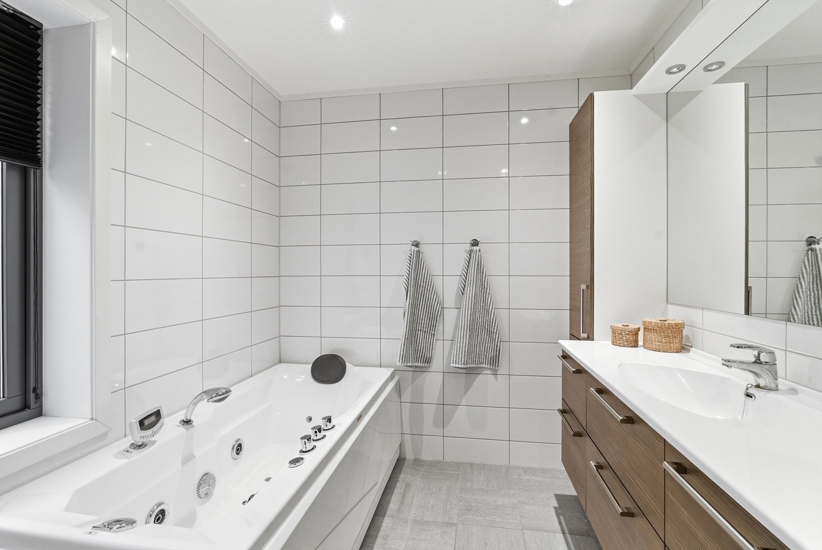 Flott flislagt bad med deilig massasje badekar. Galleribilde