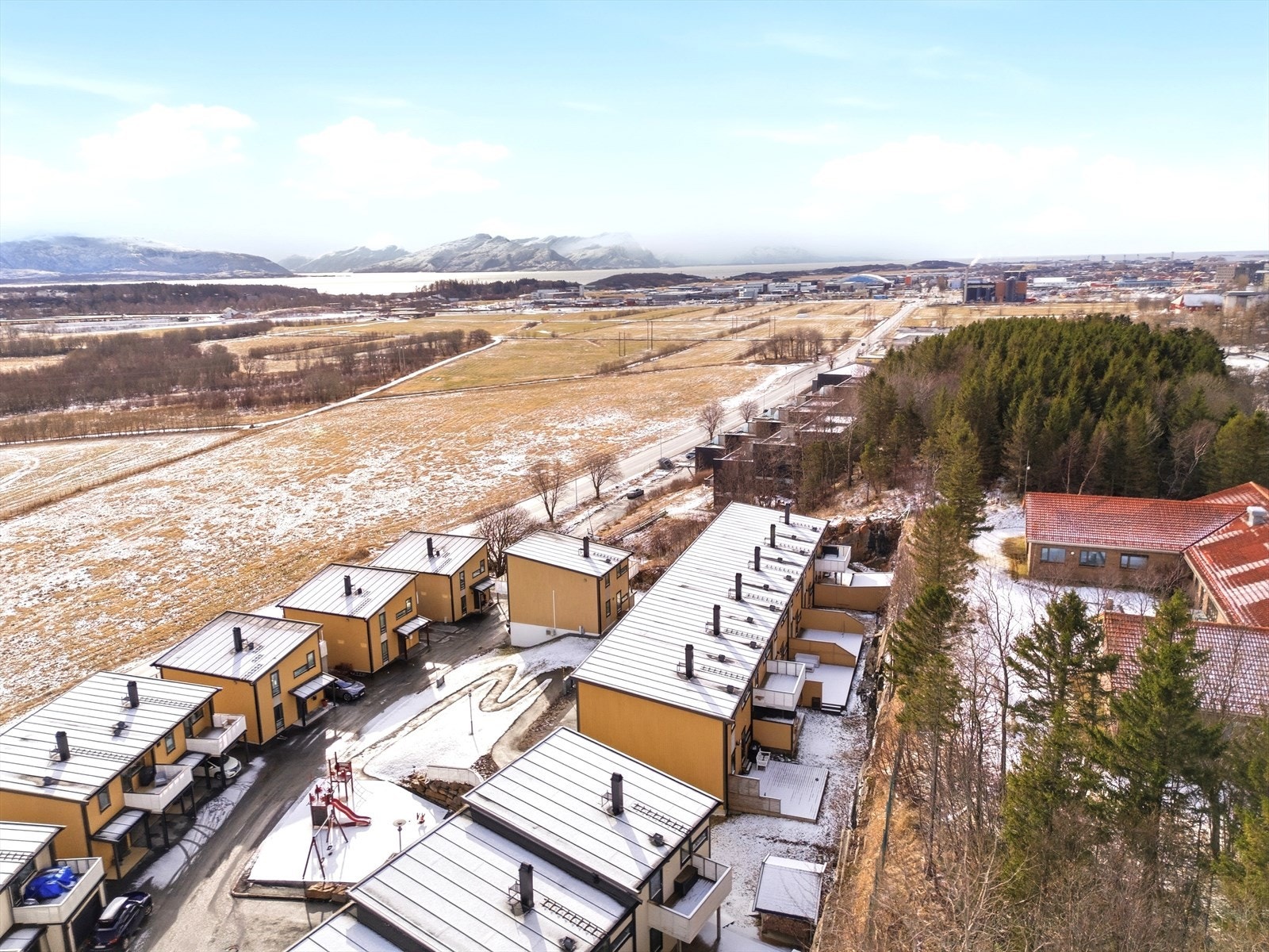 Dronebilde vendt mot sentrum og City Nord. Galleribilde