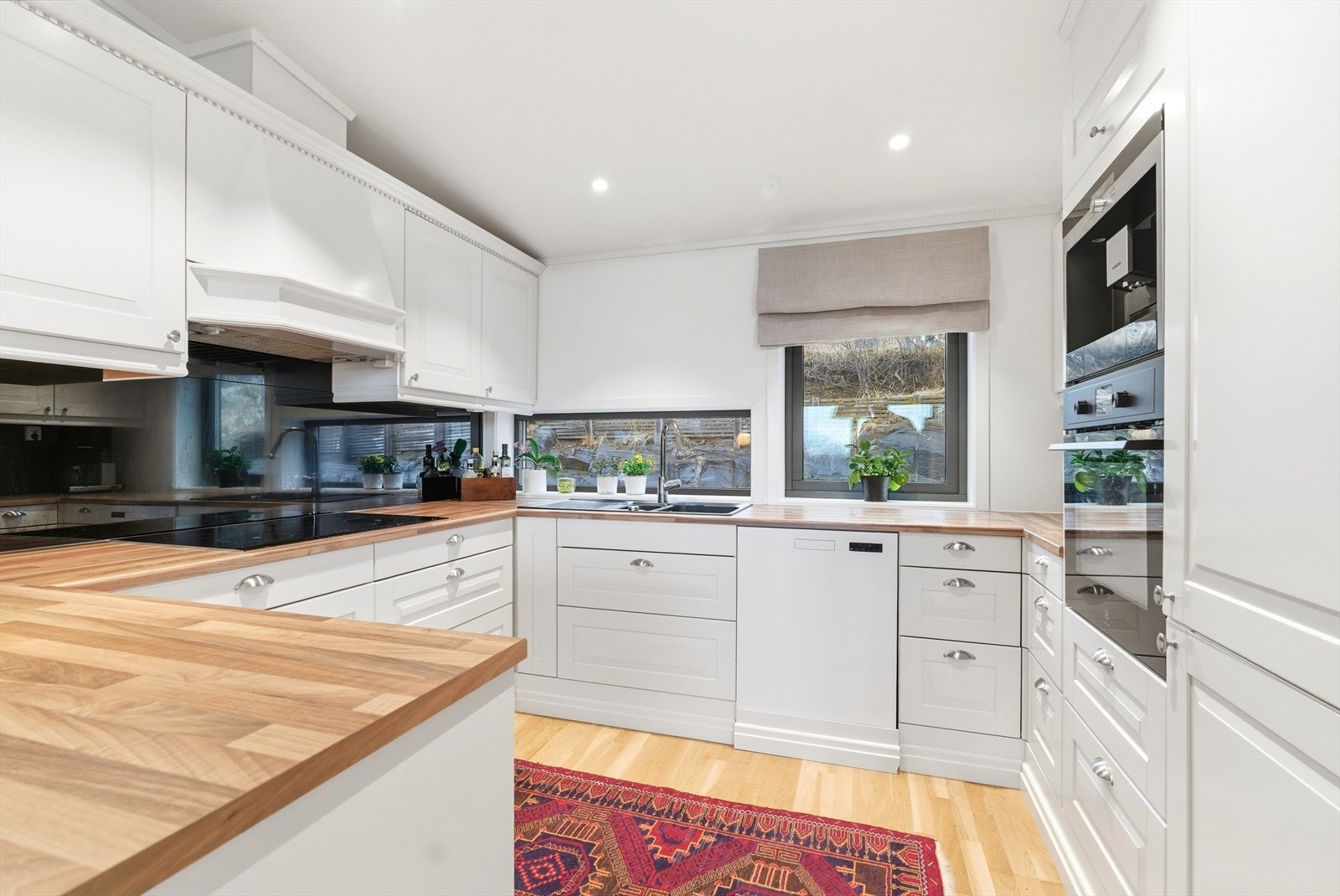 Kjøkken med justerbar dowlights i tak. Galleribilde