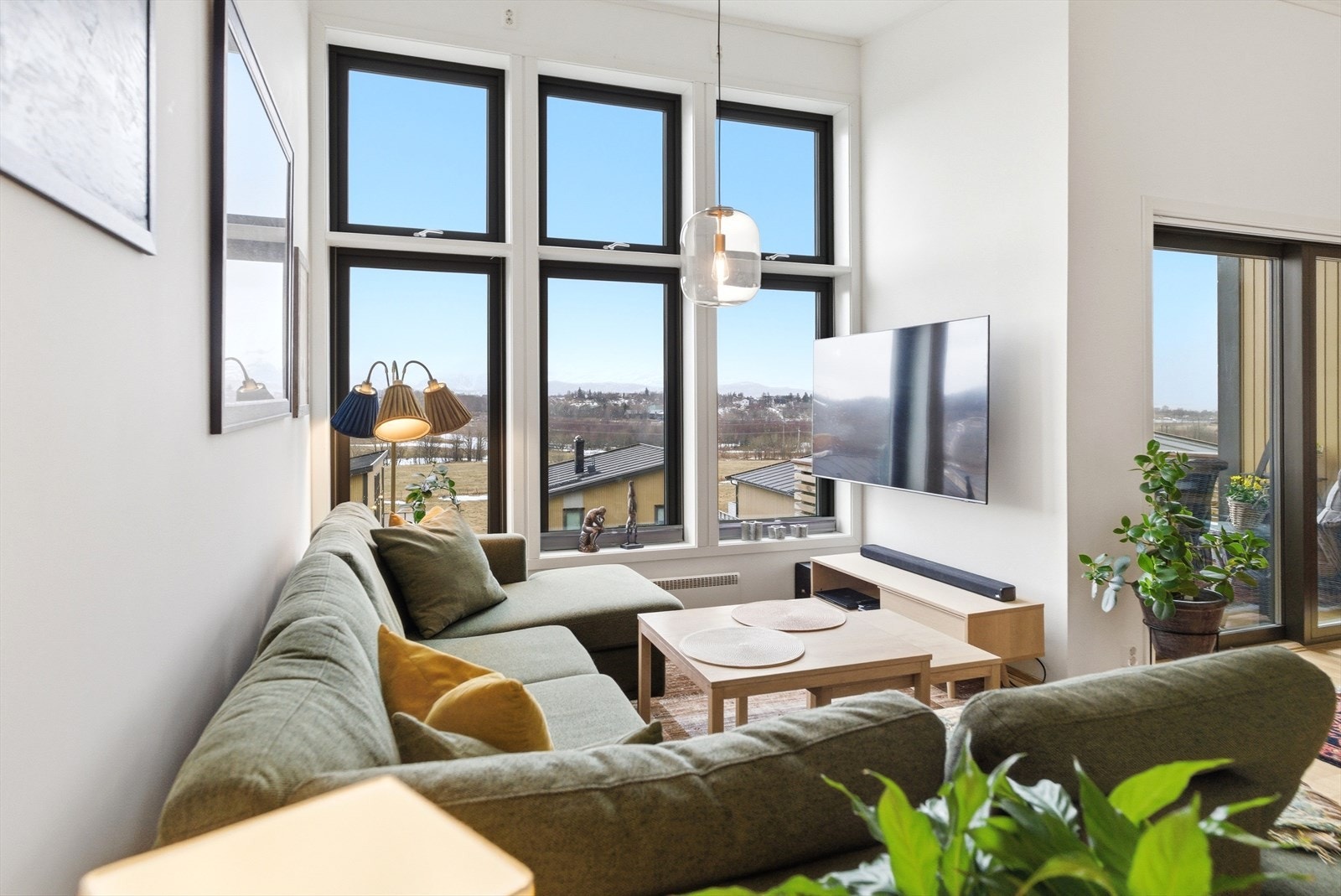 Store panoramavinduer i stua med nydelig utsikt. Galleribilde