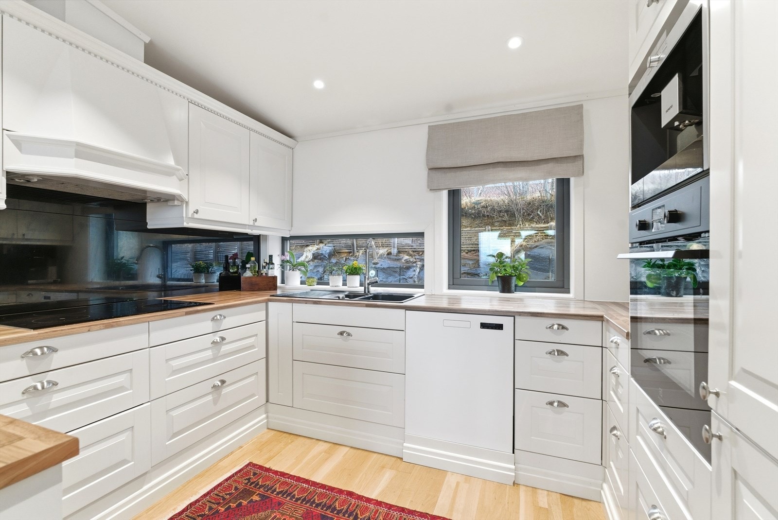 Stor og moderne kjøkken. Godt med skap og benkeplass. Galleribilde