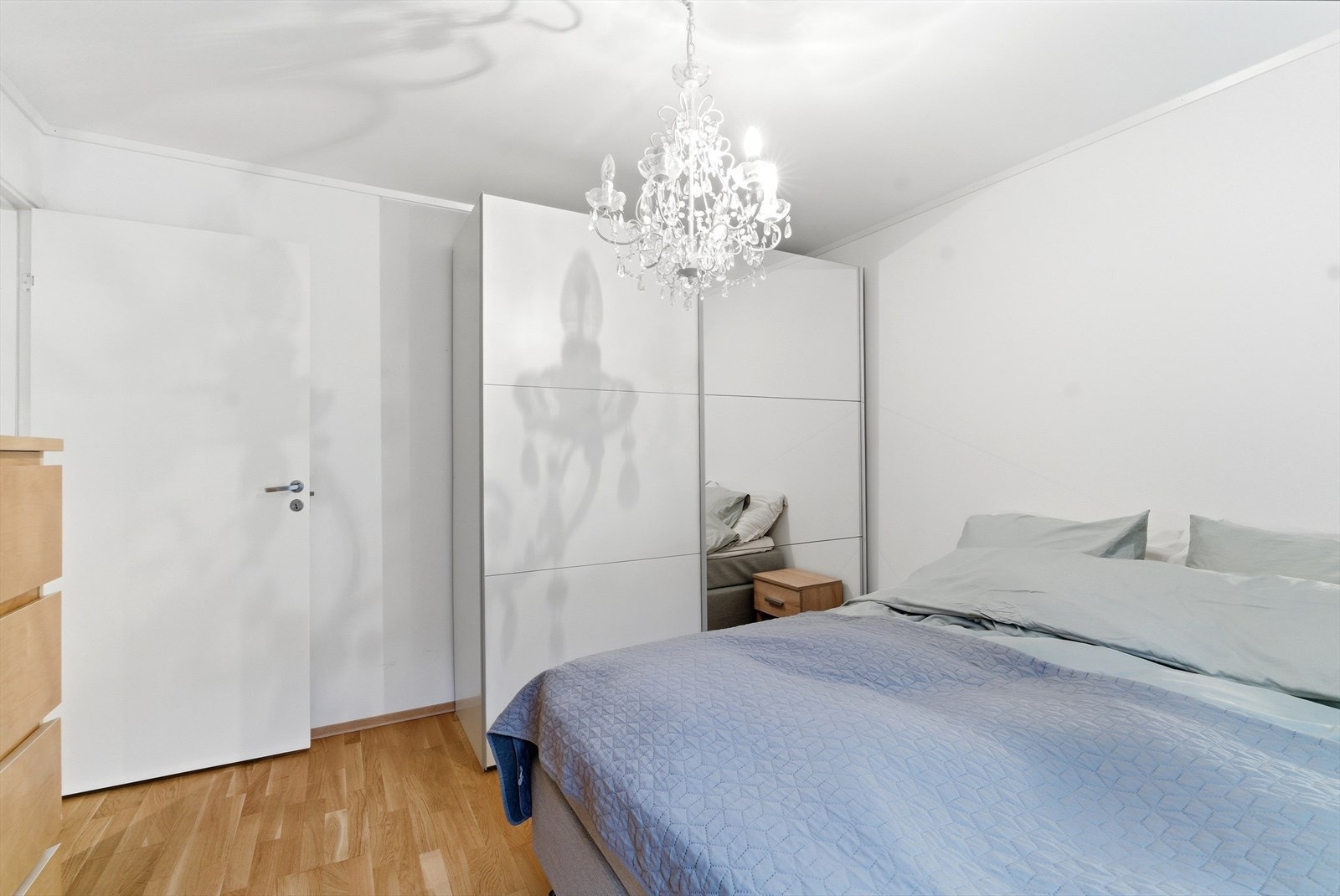 Soverom 1 med garderobeskap. Galleribilde