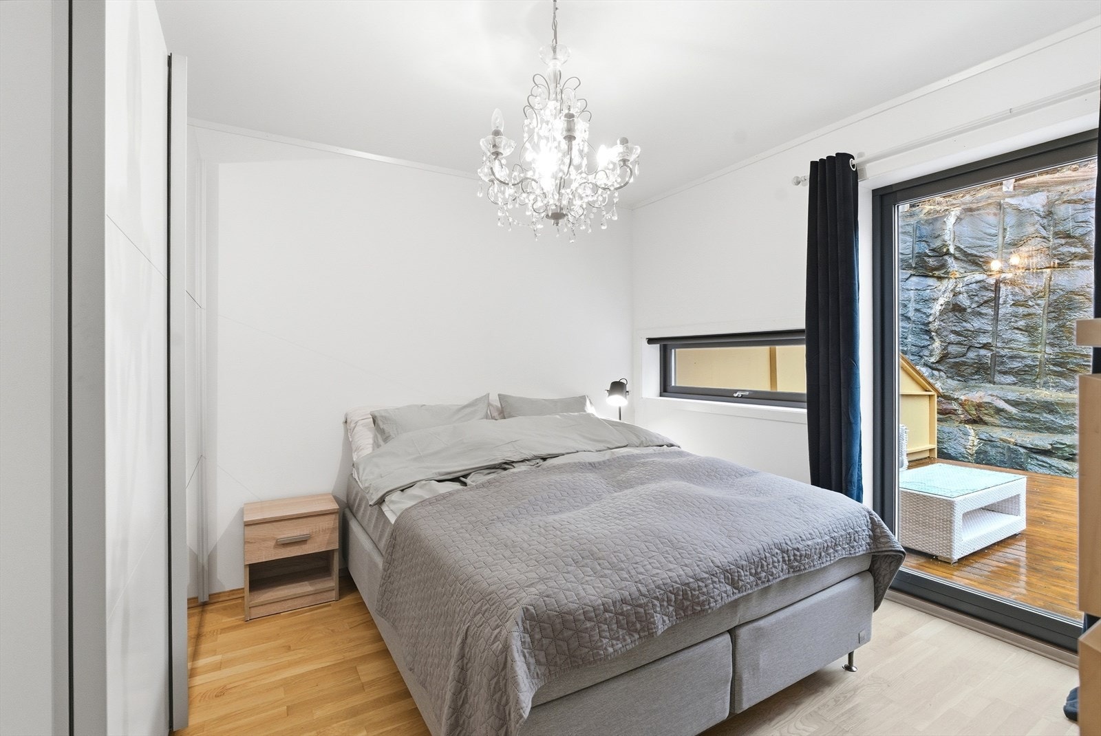 Soverom 1 med utgang til balkong/terrasse på baksiden. Galleribilde